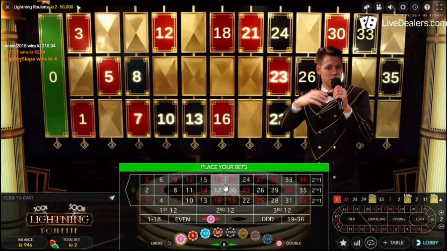 Das Spiel Lightning Roulette im Rizk Casino, mit einem Rouletterad, umgeben von beeindruckenden Blitzeffekten in einer luxuriösen Casinoumgebung.